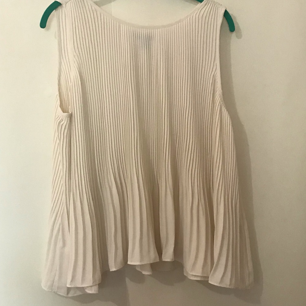 Banana republic cream sleeveless blouse